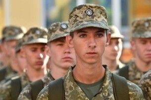 Чи можуть цивільні носити однострій в Україні?