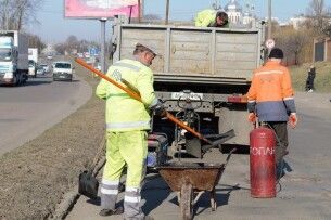 У Луцьку після зими комунальники ліквідовують вибоїни на дорогах (Відео)