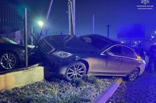 Поблизу Луцька неуважна водійка врізалася в огорожу