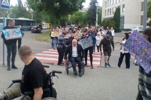 Волинські чиновники на собі відчули, як це рухатися у кріслі колісному  по «горбистих» тротуарах…