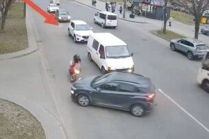 Мить неуважності: у Луцьку мотоцикліст зіткнувся з автівкою (Відео)