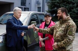 Порошенко передав «Хижакам висот» пікап і техніку
