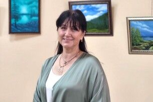 Ніколи не пізно творити: художниця-аматорка відкрила свою першу виставку в рідному місті на Волині