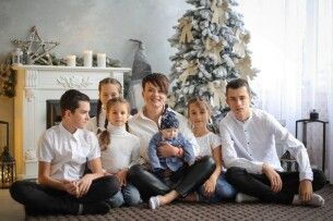 «Найбільше сил дають діти»: мати-героїня з Волині сама виховує шістьох дітей (Відео)