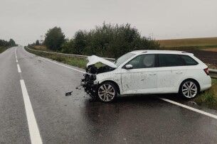 На Волині водійка влетіла у дорожній відбійник