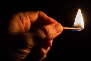 На Волині неповнолітній розлив бензин і підпалив шкільний стадіон