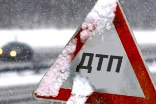 На Волині легковик протаранив двері аптеки