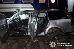 У Хмельницькому на залізничному переїзді потяг зніс автівку: двоє пасажирів загинули