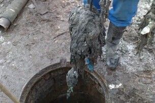 Забиті труби: комунальники Шацька просять не викидати сміття в каналізацію  