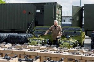 Півтисячі FPV-дронів і квадроцикли для евакуації – Порошенко знову їде на фронт з допомогою