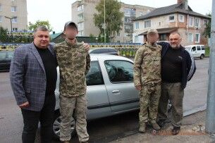Працівники Рожищенської міськради зібрали кошти на авто для воїна-земляка