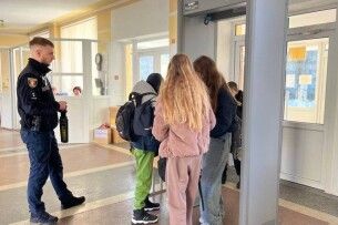 Нова система безпеки: у школах Луцька старшокласників перевіряють металодетекторами