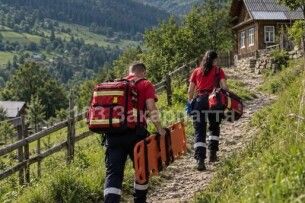 20 хвилин пішки: на Закарпатті медики «швидкої» прийняли пологи в горах