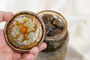 До Луцької лікарні госпіталізували подружжя після вживання м'ясної консерви