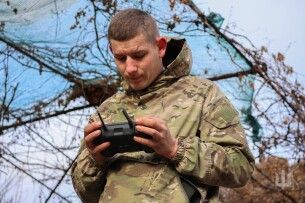 Повернувшись із СЗЧ, молодий воїн волинської бригади скидає «подарунки» на голови загарбників