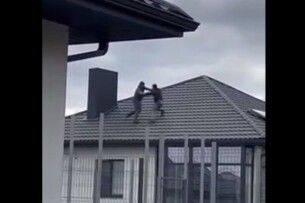 У Луцькому районі працівники ТЦК скинули чоловіка з даху приватного будинку (Відео)