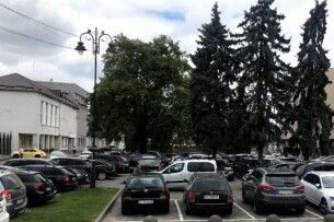 Скоро доведеться платити, щоб припаркуватись біля драмтеатру у Луцьку