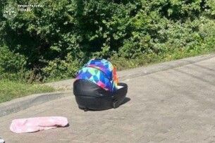 На Львівщині судитимуть батька, який забув про люльку з немовлям на даху свого автомобіля