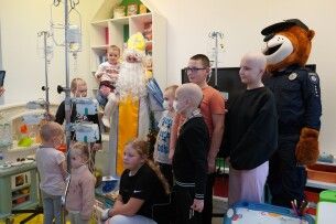 Поліція охорони та Святий Миколай створили новорічну казку для маленьких пацієнтів у Луцьку