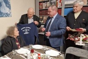 Сусіди-рівняни вручили Ліні Костенко мантію та перстень Острозької академії