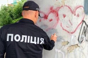 У Луцьку поліція та активісти об'єднались, щоб знищити «чорні мітки» на будинках