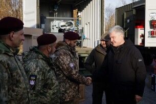 Порошенко на Сумщині передав допомогу у 15 бригад та підрозділів ЗСУ