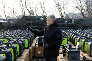 На фронті потрібне світло: Порошенко знову передав у війська 520 генераторів