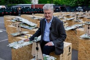 Дипломатія дронів: Порошенко передав військовим чергову партію «аргументів» для ворога