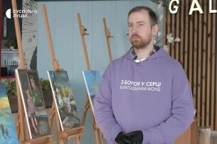 У Луцьку триває благодійна виставка художника, який на війні втратив обидві руки