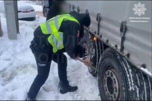 На дорогах Волині водії опинилися у сніговому полоні