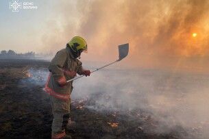 Ще сніг на Волині не всюди зійшов, а вже горить суха трава