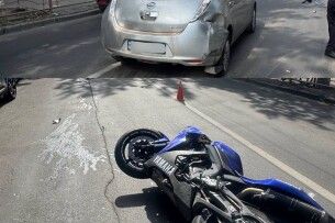 У Луцьку мотоцикліст зіткнувся з двома автомобілями