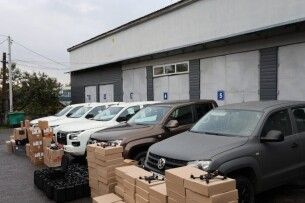Луцька громада передала на фронт 5 автомобілів та військове спорядження на суму 20 мільйонів гривень (Відео)