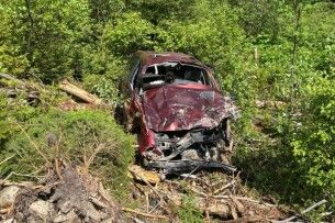 На Прикарпатті автівка з людьми злетіла з дороги у прірву