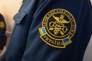 Волинські митники затримали двох жінок, які напакували салони автівок харчами