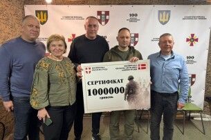 Делегація з Волині з мільйоном гривень привітала воїнів «Сталевої сотки» з річницею заснування