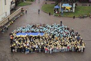 У центрі Луцька масово зібралися люди у вишиванках