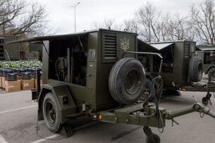 Порошенко передав військовим велику партію енергообладнання – генератори і зарядні станції