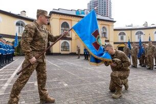 Командиру частини волинських гвардійців вручили бойовий прапор