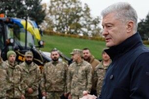 Порошенко: якщо армія — пріоритет, за словами мають стояти гроші