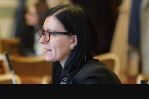 «Якщо не знаєш мови, курва, то повертайся в Україну»: польську депутатку відсторонили через образи таксиста з України