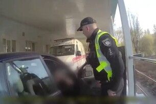 Волинські патрульні допомогли доставити до лікарні травмованого чоловіка (Відео)