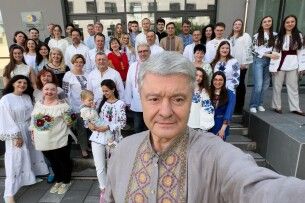 Порошенко привітав українців із Днем вишиванки і показав традиційні світлини з командою