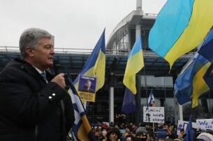 Порошенко на багатотисячному мітингу прихильників: прийшов час показати владі, що це вона сьогодні зраджує Україну