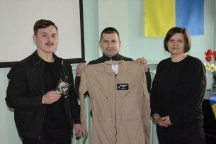 Легендарний пілот-винищувач передав музею у Луцьку свій «щасливий» комбінезон