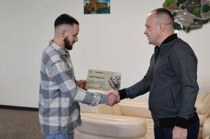 У Луцьку вручили сертифікат на житло ветерану, який втратив ногу на війні 