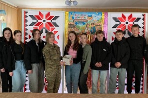 Учні сільського 9-го класу на Волині організували благодійний ярмарок для свої вчительки-захисниці