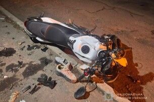 Двоє у лікарні: на Волині підлітки на мотоциклі врізалися у стовп