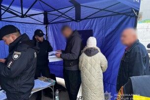 Поліцейські документують наслідки ворожої атаки у Луцьку