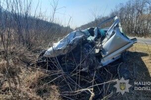На Волині водій легковика зіткнувся з вантажівкою: його госпіталізували